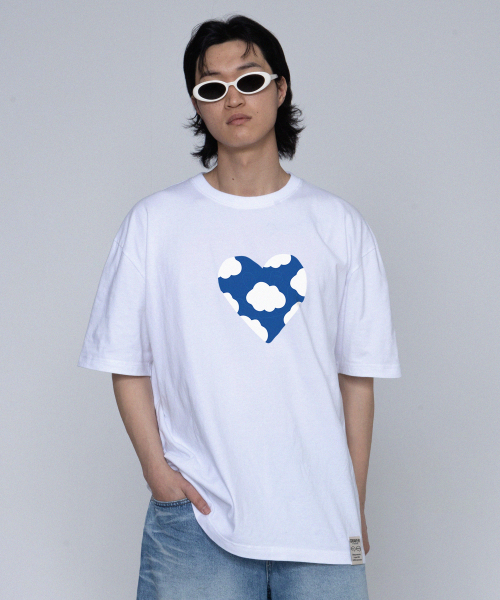 GRAVER（グレーバー）の「[ユニセックス]ビッグブルーハートクラウドスマイル半袖Tシャツ_ホワイト（Tシャツ/カットソー・レディース・ホワイト・X-LARGE/SMALL/MEDIUM/LARGE）」の3枚目の写真