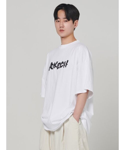 AKECII（アケシ）の「オーバーサイズエンボ半袖Tシャツホワイト（Tシャツ/カットソー・メンズ・その他・MEDIUM/LARGE）」の3枚目の写真