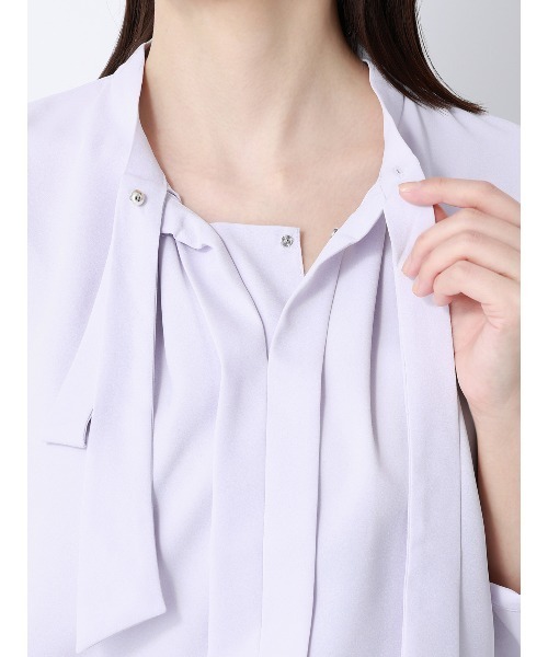 SUIT SQUARE（スーツスクエア）の「ボウタイタックブラウス 7分袖 ウォッシャブル ジョーゼット メタルパーツ（シャツ/ブラウス・レディース・オフホワイト/ラベンダー/ネイビー/ミント/クリーム・38(9号)）」の21枚目の写真