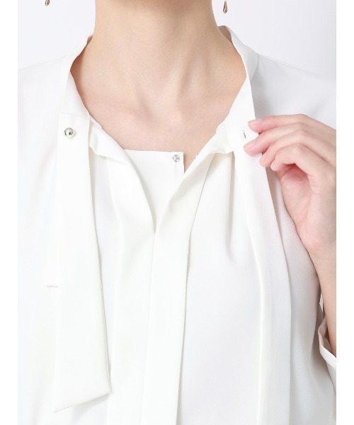 SUIT SQUARE（スーツスクエア）の「ボウタイタックブラウス 7分袖 ウォッシャブル ジョーゼット メタルパーツ（シャツ/ブラウス・レディース・オフホワイト/ラベンダー/ネイビー/ミント/クリーム・38(9号)）」の11枚目の写真