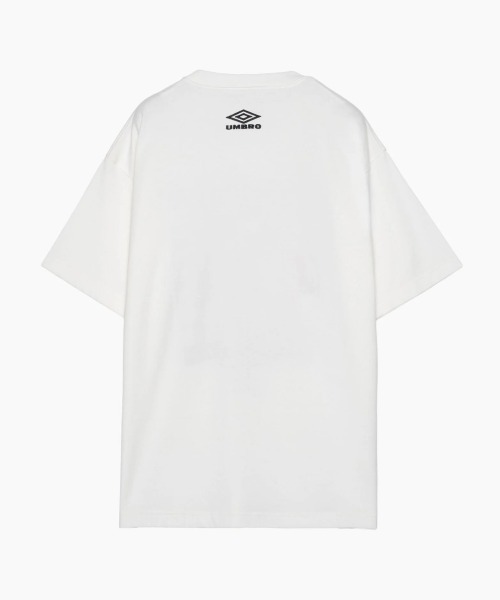 UMBRO（アンブロ）の「UMBRO Graphic T-Shirt [Kosuke Kawamura×Umbro]（アンブロ グラフィックTシャツ [河村康輔×アンブロ]）（Tシャツ/カットソー・メンズ・ブラック/ホワイト・MEDIUM/LARGE/X-LARGE）」の3枚目の写真