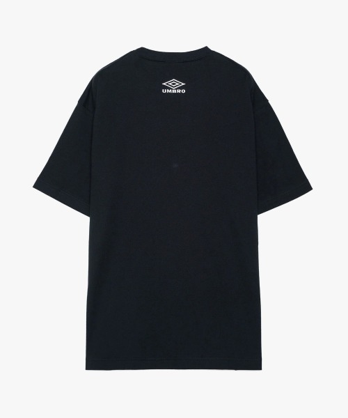 UMBRO（アンブロ）の「UMBRO Graphic T-Shirt [Kosuke Kawamura×Umbro]（アンブロ グラフィックTシャツ [河村康輔×アンブロ]）（Tシャツ/カットソー・メンズ・ブラック/ホワイト・MEDIUM/LARGE/X-LARGE）」の6枚目の写真