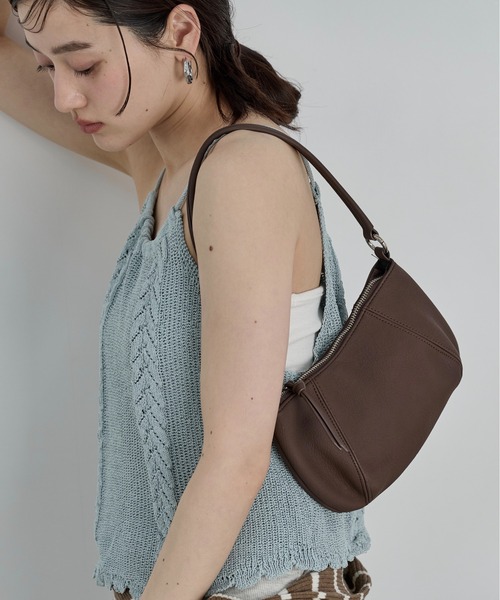LOSCa(ロスカ)の「マットスキンフェイクレザーミニバッグ(ショルダーバッグ・レディース・ブラック/アイボリー/ブルー/ブラウン・FREE)」の1枚目の写真