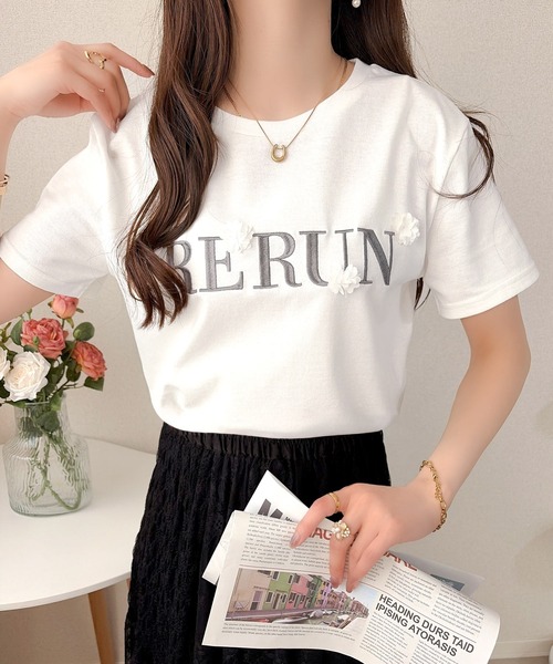 mily bilet(ミウィビレット)の「【mily bilet】フロント刺繍でさりげなく華やぐ♪ 立体花モチーフTシャツ(半袖)(Tシャツ/カットソー・レディース・ブラウン/チャコール/ホワイト・MEDIUM/LARGE/SMALL/X-LARGE)」の4枚目の写真