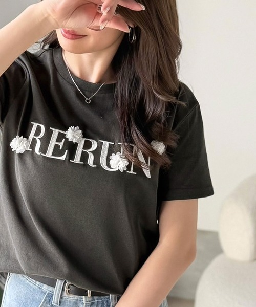 mily bilet(ミウィビレット)の「【mily bilet】フロント刺繍でさりげなく華やぐ♪ 立体花モチーフTシャツ(半袖)(Tシャツ/カットソー・レディース・ブラウン/チャコール/ホワイト・MEDIUM/LARGE/SMALL/X-LARGE)」の6枚目の写真