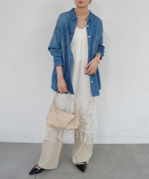LOUNGEDRESS（ラウンジドレス）の「【サイズ展開あり/初夏まで着られる】フルイドデニムシャツ（シャツ/ブラウス・レディース・ブルー/ベージュ・SMALL/MEDIUM）」の7枚目の写真
