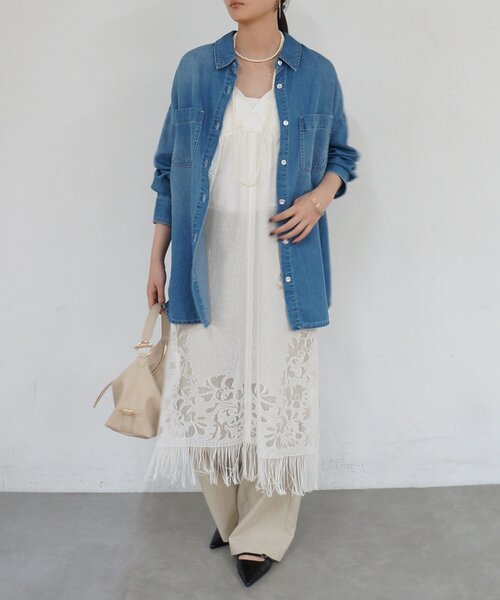 LOUNGEDRESS（ラウンジドレス）の「【サイズ展開あり/初夏まで着られる】フルイドデニムシャツ（シャツ/ブラウス・レディース・ブルー/ベージュ・SMALL/MEDIUM）」の9枚目の写真