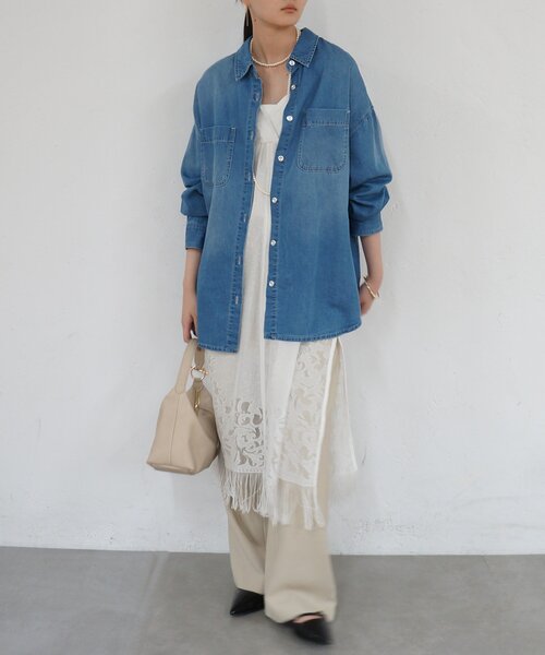 LOUNGEDRESS（ラウンジドレス）の「【サイズ展開あり/初夏まで着られる】フルイドデニムシャツ（シャツ/ブラウス・レディース・ブルー/ベージュ・SMALL/MEDIUM）」の10枚目の写真