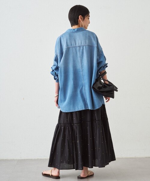 LOUNGEDRESS（ラウンジドレス）の「【サイズ展開あり/初夏まで着られる】フルイドデニムシャツ（シャツ/ブラウス・レディース・ブルー/ベージュ・SMALL/MEDIUM）」の15枚目の写真