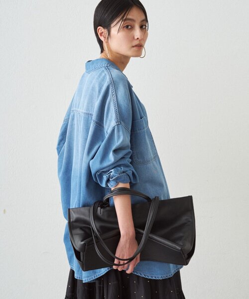 LOUNGEDRESS（ラウンジドレス）の「【サイズ展開あり/初夏まで着られる】フルイドデニムシャツ（シャツ/ブラウス・レディース・ブルー/ベージュ・SMALL/MEDIUM）」の18枚目の写真