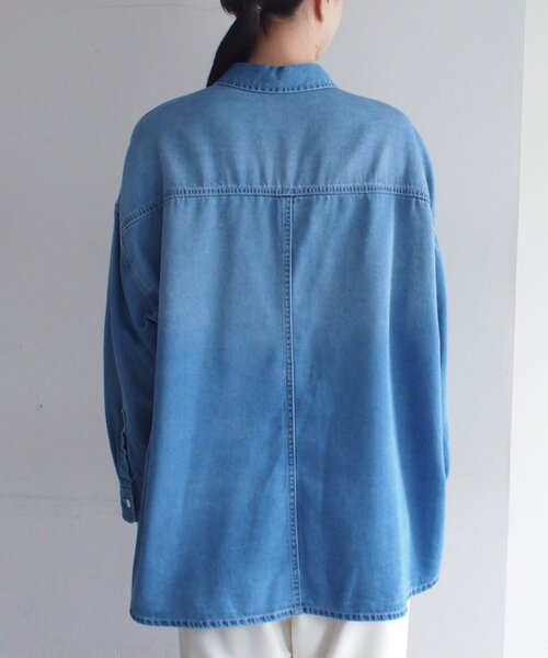 LOUNGEDRESS（ラウンジドレス）の「【サイズ展開あり/初夏まで着られる】フルイドデニムシャツ（シャツ/ブラウス・レディース・ブルー/ベージュ・SMALL/MEDIUM）」の21枚目の写真