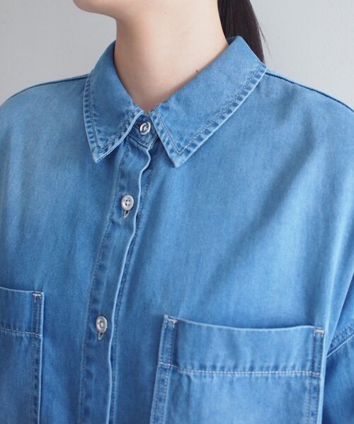 LOUNGEDRESS（ラウンジドレス）の「【サイズ展開あり/初夏まで着られる】フルイドデニムシャツ（シャツ/ブラウス・レディース・ブルー/ベージュ・SMALL/MEDIUM）」の22枚目の写真