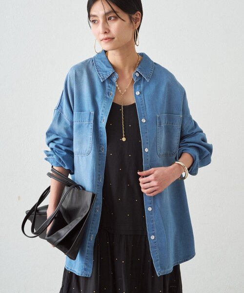LOUNGEDRESS（ラウンジドレス）の「【サイズ展開あり/初夏まで着られる】フルイドデニムシャツ（シャツ/ブラウス・レディース・ブルー/ベージュ・SMALL/MEDIUM）」の3枚目の写真