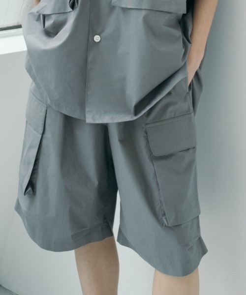 WITH OR WITHOUT(ウィズオアウィズアウト)の「ワイドカーゴショートパンツ/立体ポケットデザイン × コットンシルク素材(カーゴパンツ・メンズ・ブラック/グレー・2/1)」の1枚目の写真