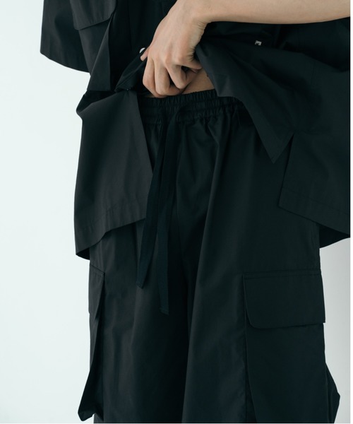WITH OR WITHOUT(ウィズオアウィズアウト)の「ワイドカーゴショートパンツ/立体ポケットデザイン × コットンシルク素材(カーゴパンツ・メンズ・ブラック/グレー・2/1)」の4枚目の写真