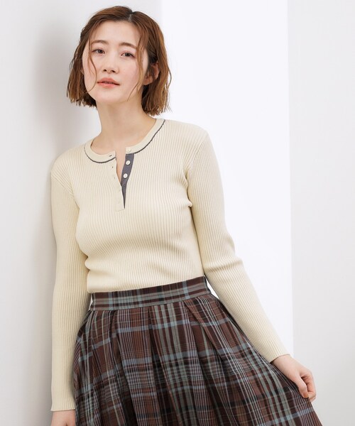 grove(グローブ)の「バイカラー ヘンリーネックリブニット(ニット/セーター・レディース・ブラック/オフホワイト/ライトイエロー系/ブルー・02/03/04/01/05)」の4枚目の写真