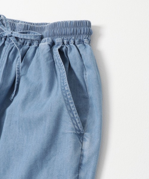 ITEMS URBANRESEARCH（アイテムズ アーバンリサーチ）の「レーヨンデニムワイドパンツ（デニムパンツ・レディース・ブルー/ワンウォッシュ/ブラック・FREE）」の15枚目の写真