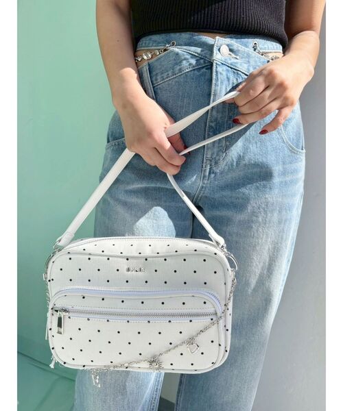 EVRIS(エヴリス)の「【500mlペットボトルも入る!】CHARMハンドBAG ドット柄(ハンドバッグ・レディース・イエロー/ブラック/ホワイト・FREE)」の2枚目の写真