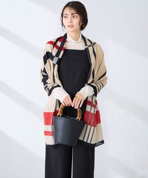 a.v.v（アーヴェヴェ）の「大判ストール（ストール/ショール・レディース・グレー/レッド・38）」の7枚目の写真