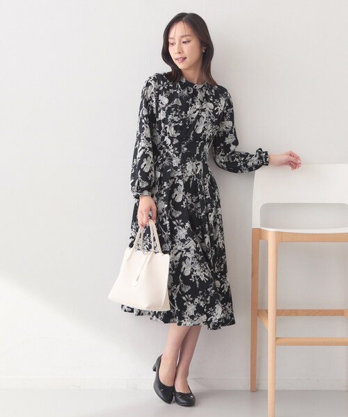 index(インデックス)の「フラワーハイネックタックワンピース【洗濯機OK/イージーアイロン/防シワ】(ワンピース・レディース・ネイビー系/アイボリー系/ベージュ系その他4・42/40/38/36)」の4枚目の写真