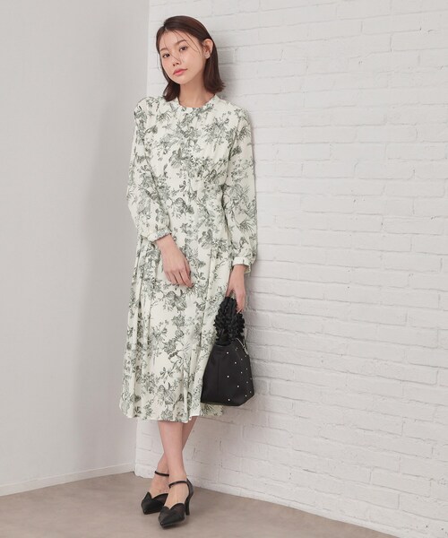 index(インデックス)の「フラワーハイネックタックワンピース【洗濯機OK/イージーアイロン/防シワ】(ワンピース・レディース・ネイビー系/アイボリー系/ベージュ系その他4・42/40/38/36)」の6枚目の写真