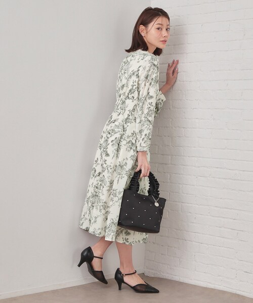 index(インデックス)の「フラワーハイネックタックワンピース【洗濯機OK/イージーアイロン/防シワ】(ワンピース・レディース・ネイビー系/アイボリー系/ベージュ系その他4・42/40/38/36)」の7枚目の写真