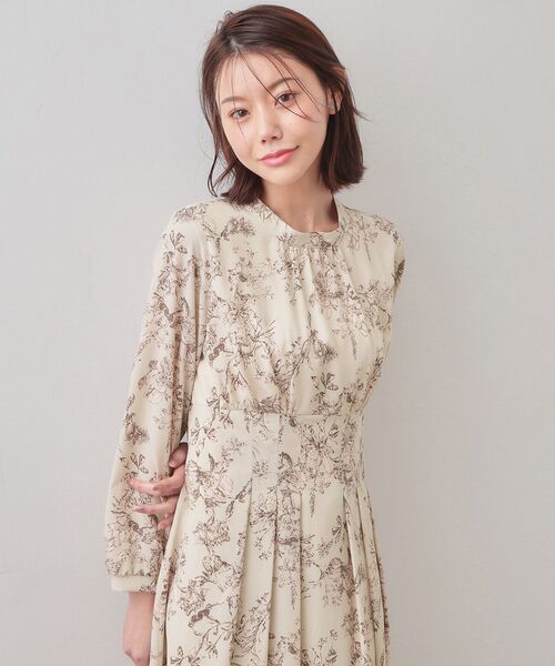 index(インデックス)の「フラワーハイネックタックワンピース【洗濯機OK/イージーアイロン/防シワ】(ワンピース・レディース・ネイビー系/アイボリー系/ベージュ系その他4・42/40/38/36)」の9枚目の写真
