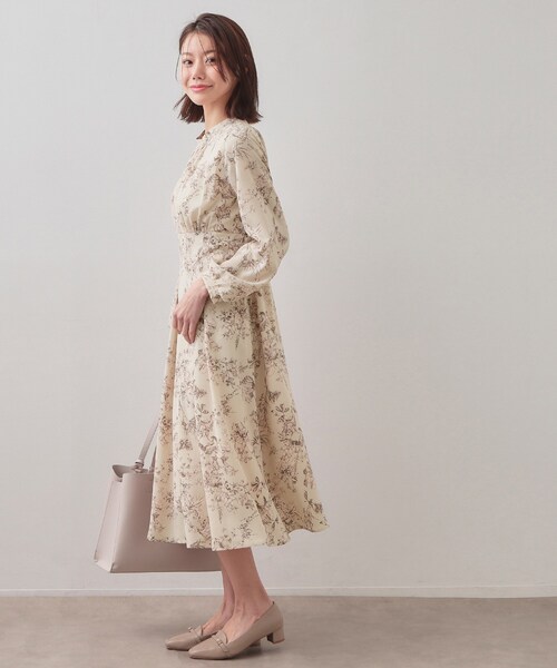 index(インデックス)の「フラワーハイネックタックワンピース【洗濯機OK/イージーアイロン/防シワ】(ワンピース・レディース・ネイビー系/アイボリー系/ベージュ系その他4・42/40/38/36)」の11枚目の写真