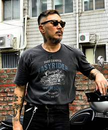 FAKE CAMPER（フェイクキャンパー）の「ピグメントモトグラフィック 半袖Tシャツ [チャコール]（Tシャツ/カットソー）」