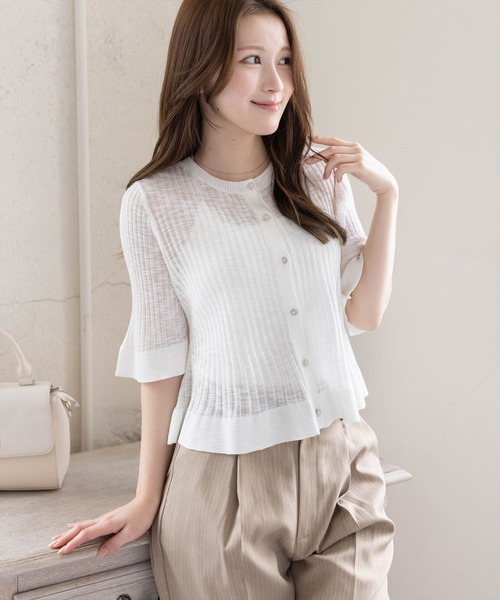 CLEAR BASIC（クリアベーシック）の「裾フリルビジューボタンシアーニットカーディガン［骨格ウェーブ/華奢見え/フレアシルエット/フェミニン］（カーディガン/ボレロ・レディース・ブラック/ピンクベージュ/アイボリー/ブルーグレー・F）」の2枚目の写真