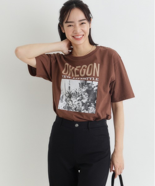 Right-on(ライトオン)の「【HONEYSUCKLE ROSE】アソートグラフィックTシャツ (半袖カットソー / プリントロゴ / クルーネック / ラウンドヘム / ゆったり / 体型カバー)(Tシャツ/カットソー・レディース・オフホワイト/ブルー/ブラウン/ホワイト/ライトグレー/イエロー/ダークグレー/キナリ・S/M/L)」の6枚目の写真