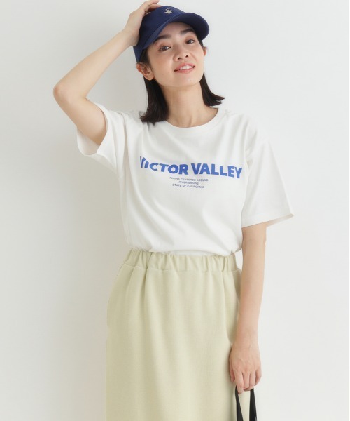 Right-on(ライトオン)の「【HONEYSUCKLE ROSE】アソートグラフィックTシャツ (半袖カットソー / プリントロゴ / クルーネック / ラウンドヘム / ゆったり / 体型カバー)(Tシャツ/カットソー・レディース・オフホワイト/ブルー/ブラウン/ホワイト/ライトグレー/イエロー/ダークグレー/キナリ・S/M/L)」の4枚目の写真