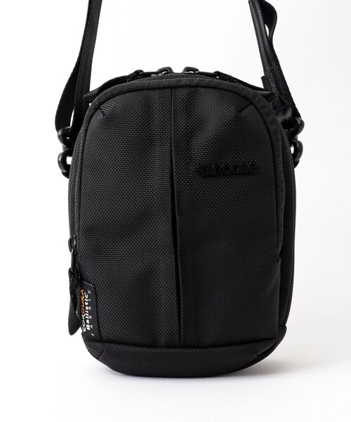 incase(インケース)の「【Incase/インケース】Tracks Small Shoulder Pouch(ショルダーバッグ・メンズ・ブラック・FREE)」の3枚目の写真