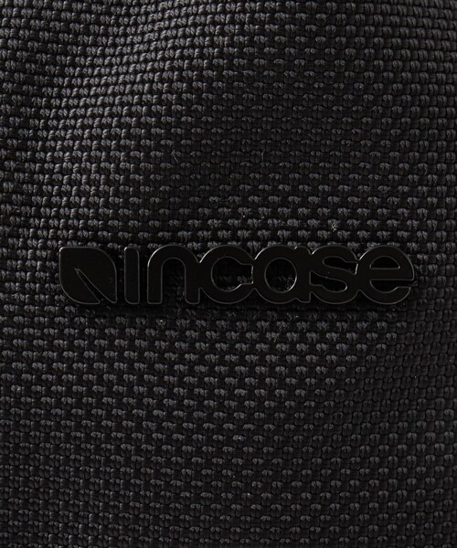 incase(インケース)の「【Incase/インケース】Tracks Small Shoulder Pouch(ショルダーバッグ・メンズ・ブラック・FREE)」の4枚目の写真