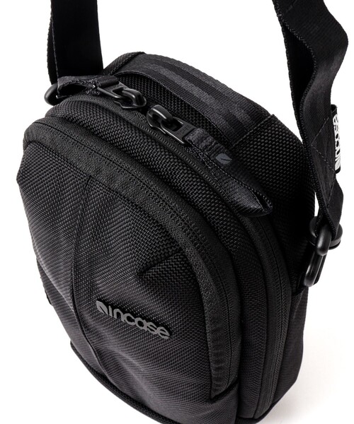 incase(インケース)の「【Incase/インケース】Tracks Small Shoulder Pouch(ショルダーバッグ・メンズ・ブラック・FREE)」の7枚目の写真
