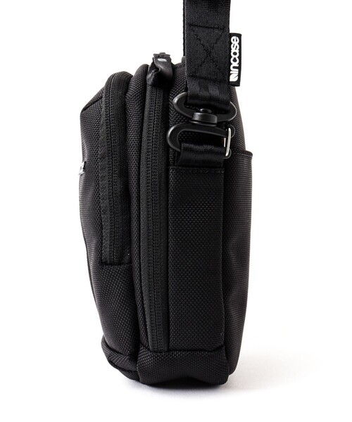 incase(インケース)の「【Incase/インケース】Tracks Small Shoulder Pouch(ショルダーバッグ・メンズ・ブラック・FREE)」の9枚目の写真