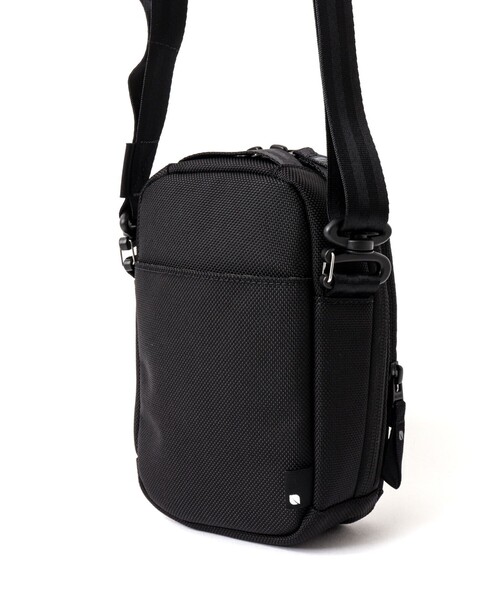incase(インケース)の「【Incase/インケース】Tracks Small Shoulder Pouch(ショルダーバッグ・メンズ・ブラック・FREE)」の13枚目の写真