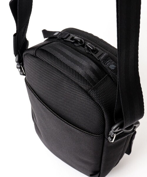 incase(インケース)の「【Incase/インケース】Tracks Small Shoulder Pouch(ショルダーバッグ・メンズ・ブラック・FREE)」の16枚目の写真