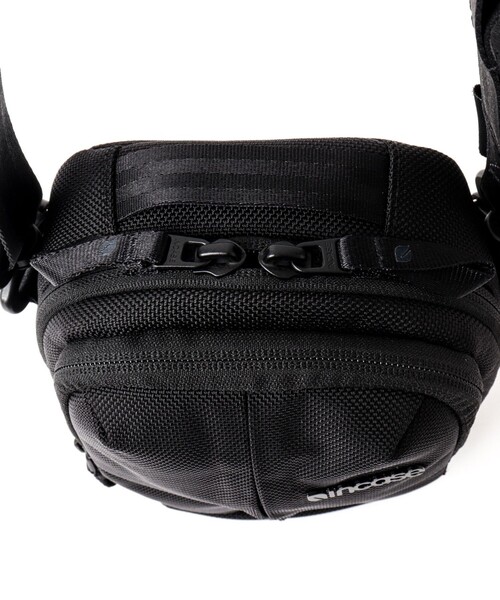 incase(インケース)の「【Incase/インケース】Tracks Small Shoulder Pouch(ショルダーバッグ・メンズ・ブラック・FREE)」の18枚目の写真