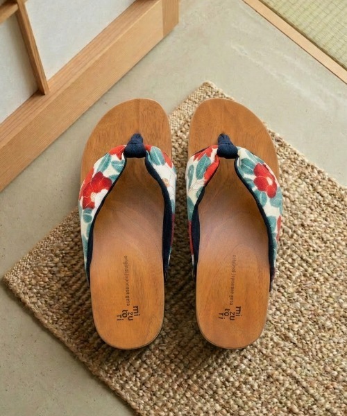 FUNALIVE(ファンアライブ)の「mizutori 水鳥工業 げた物語 ヒールのある下駄 ヒール高 3.5cm(サンダル・レディース・ブラック系1/ネイビー系/ブラック系・3S/SS/S/M/L/LL/28/29/30/32)」の7枚目の写真