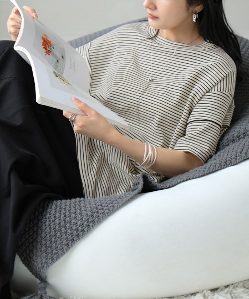 HUG.U(ハグユー)の「もっちりメロウボーダーTシャツ(Tシャツ/カットソー・レディース・ダークグレー/グレー×ホワイト/ホワイト×ブラック・FREE)」の13枚目の写真