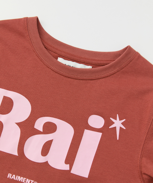RAIMENT（レイメント）の「エッセンシャル RAI ロゴ ソリッド 半袖Tシャツ_ブリックレッド（Tシャツ/カットソー・メンズ・その他・WS/MEDIUM/LARGE/X-LARGE）」の16枚目の写真