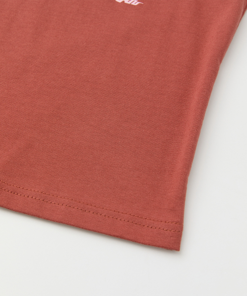 RAIMENT（レイメント）の「エッセンシャル RAI ロゴ ソリッド 半袖Tシャツ_ブリックレッド（Tシャツ/カットソー・メンズ・その他・WS/MEDIUM/LARGE/X-LARGE）」の19枚目の写真