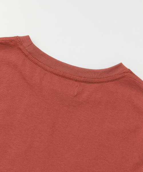 RAIMENT（レイメント）の「エッセンシャル RAI ロゴ ソリッド 半袖Tシャツ_ブリックレッド（Tシャツ/カットソー・メンズ・その他・WS/MEDIUM/LARGE/X-LARGE）」の20枚目の写真