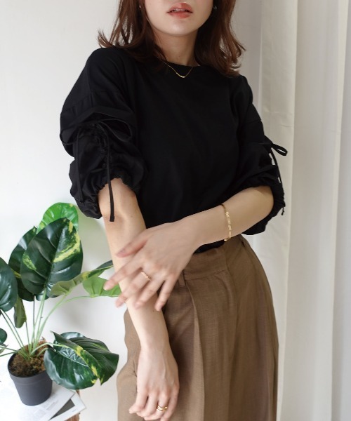 CORNERS(コーナーズ)の「異素材シャーリング袖トップス【接触冷感】(Tシャツ/カットソー・レディース・ブラック/オフホワイト・FREE)」の17枚目の写真