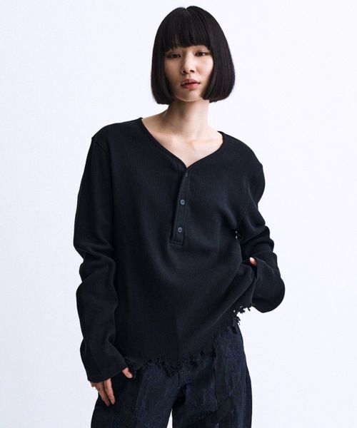PHILTHEORY(フィルセオリー)の「Distressed waffle henry neck T-shirts / ディストレストワッフルヘンリーネックTシャツ(ニット/セーター・メンズ・ホワイト/ブラック・1/3/2)」の2枚目の写真
