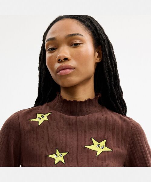 COACH(コーチ)の「【COACH | BRAIN DEAD】グラフィック ポインテール モックネック トップ(Tシャツ/カットソー・レディース・ブラウン系その他・MEDIUM/LARGE/X-SMALL/SMALL)」の4枚目の写真