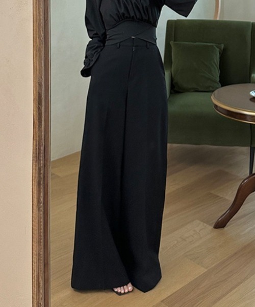 AMAJI(アマジ)の「ハイウエスト フレアパンツ(その他パンツ・レディース・ブラック/ホワイト/グレー・SMALL/LARGE/MEDIUM)」の2枚目の写真
