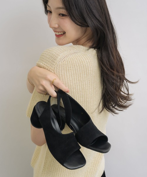 NEUNA(ヌナ)の「スエードラウンドヒールアシメサンダル(サンダル・レディース・ブラック・LARGE/MEDIUM/SMALL)」の3枚目の写真