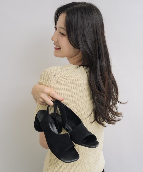 NEUNA(ヌナ)の「スエードラウンドヒールアシメサンダル(サンダル・レディース・ブラック・LARGE/MEDIUM/SMALL)」の2枚目の写真